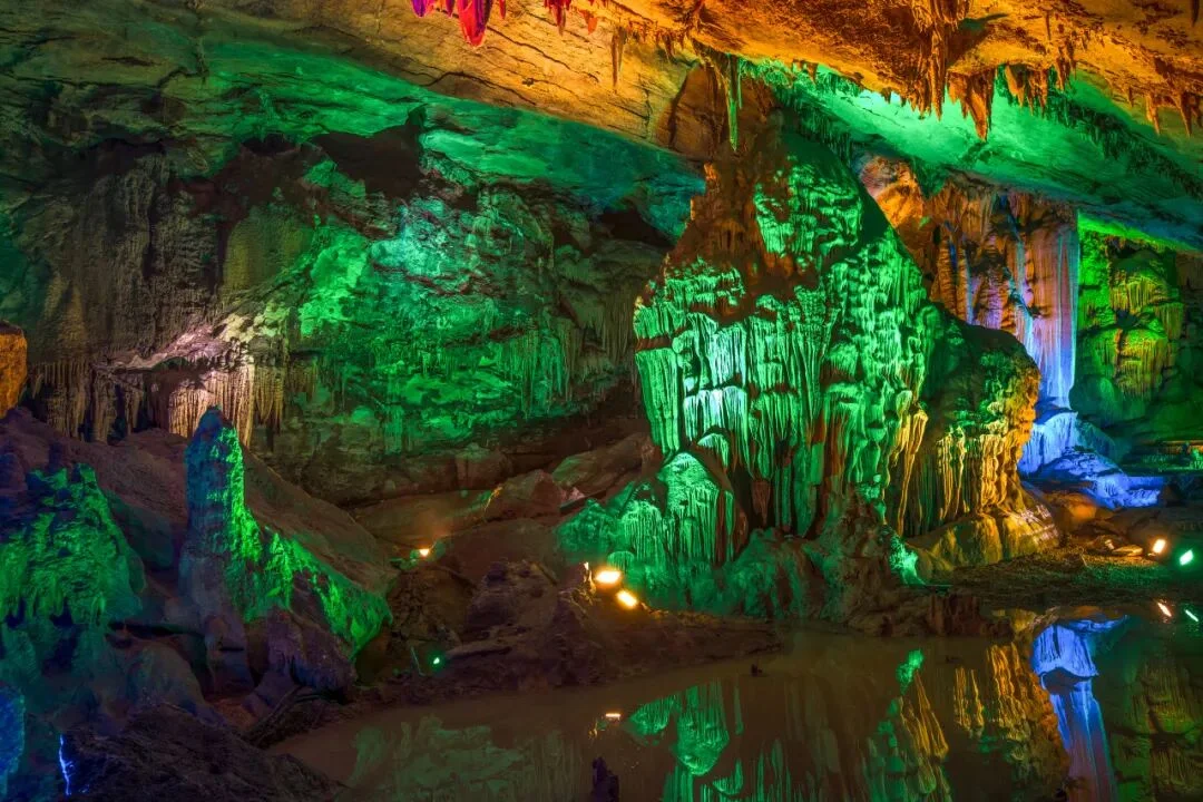 Scenic trail and towering karst peaks during a 2-day Wulong adventure