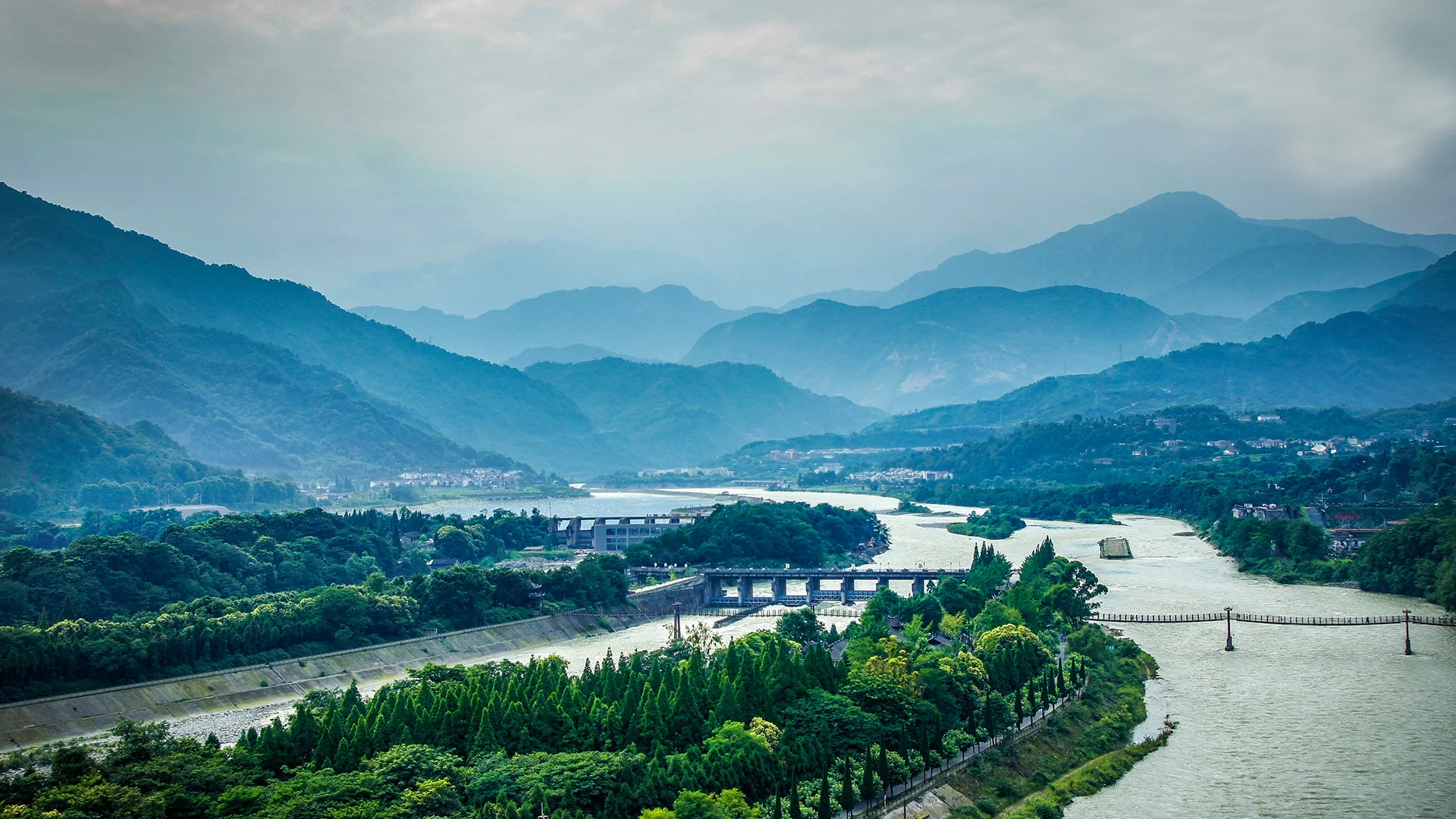 Scenic mountain road stop on the Chengdu to Jiuzhaigou private car route