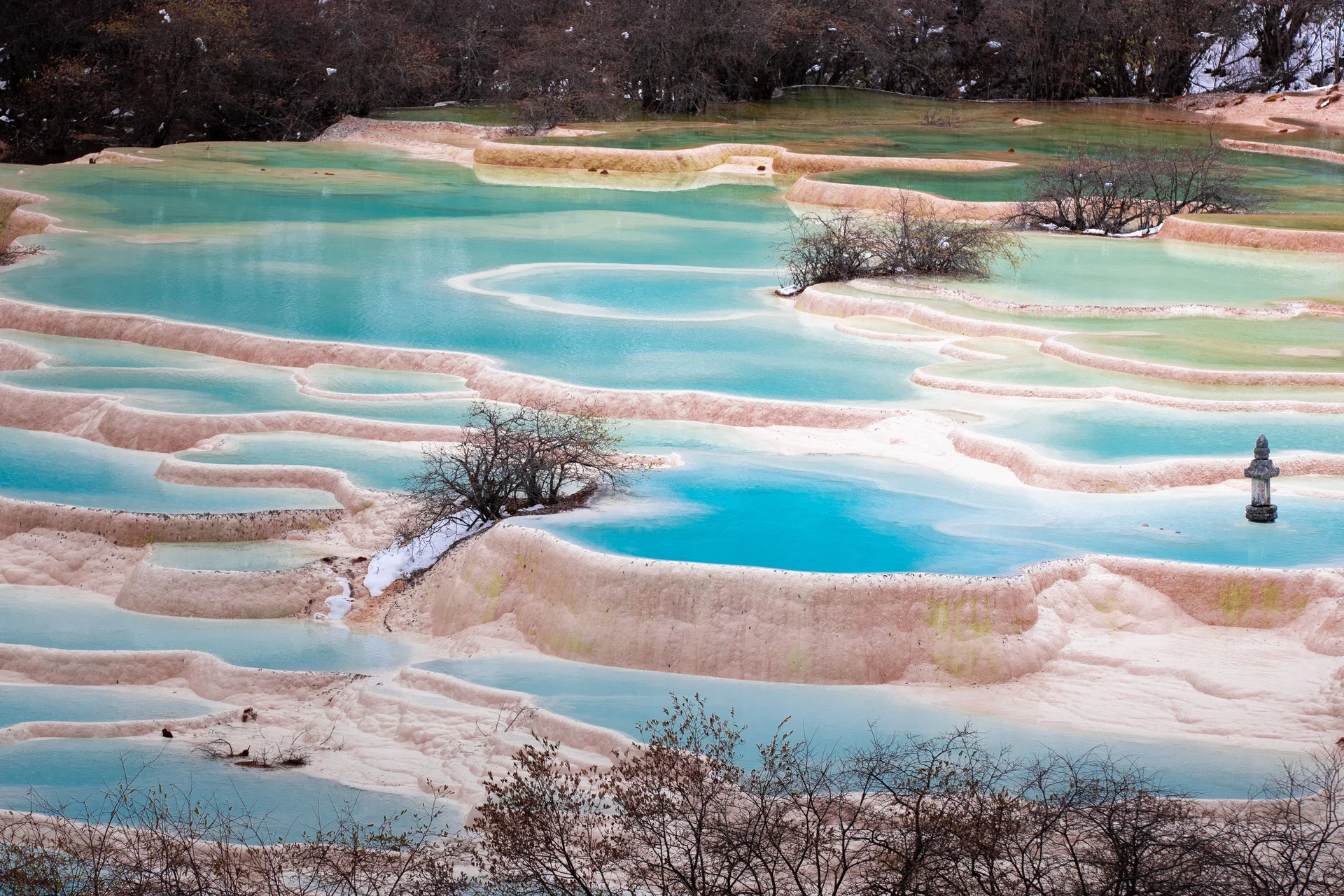 Travel route from Chengdu to Huanglong and Jiuzhaigou with alpine scenery and valley landscapes