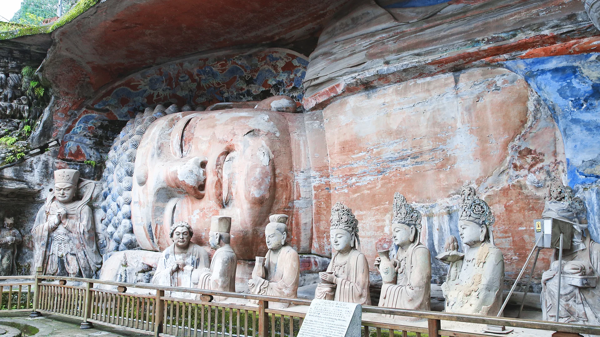 Chengdu railway station with travelers arriving from Chongqing