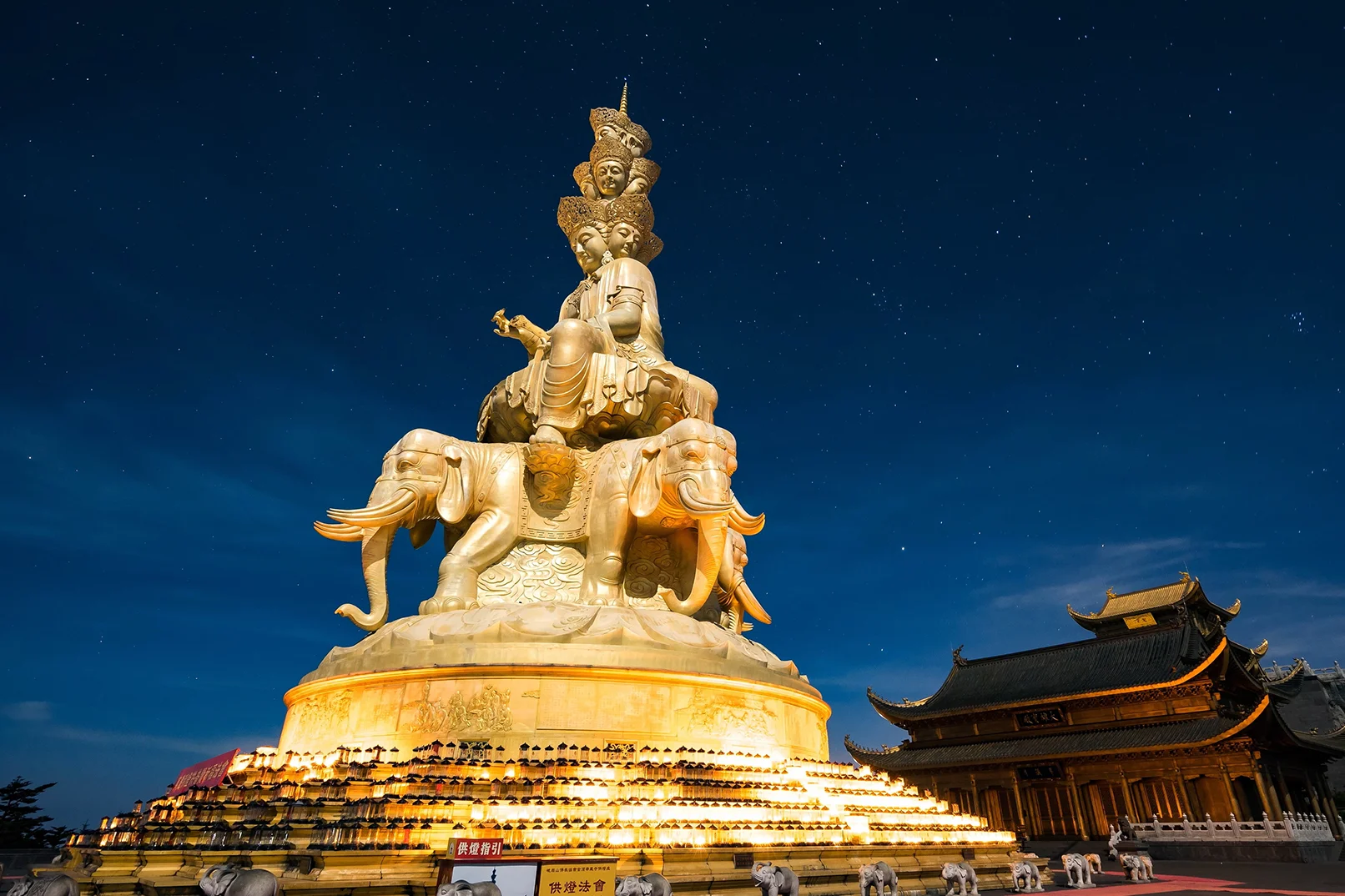 Leshan Giant Buddha day trip from Chengdu overlooking the river