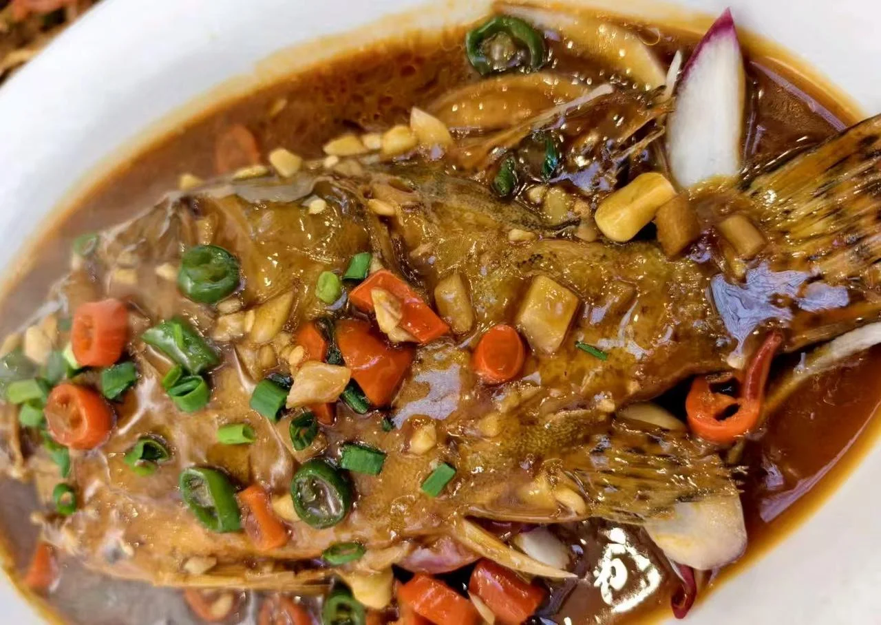 Anhui rustic mountain cuisine with bamboo shoots and slow-cooked clay pot dish