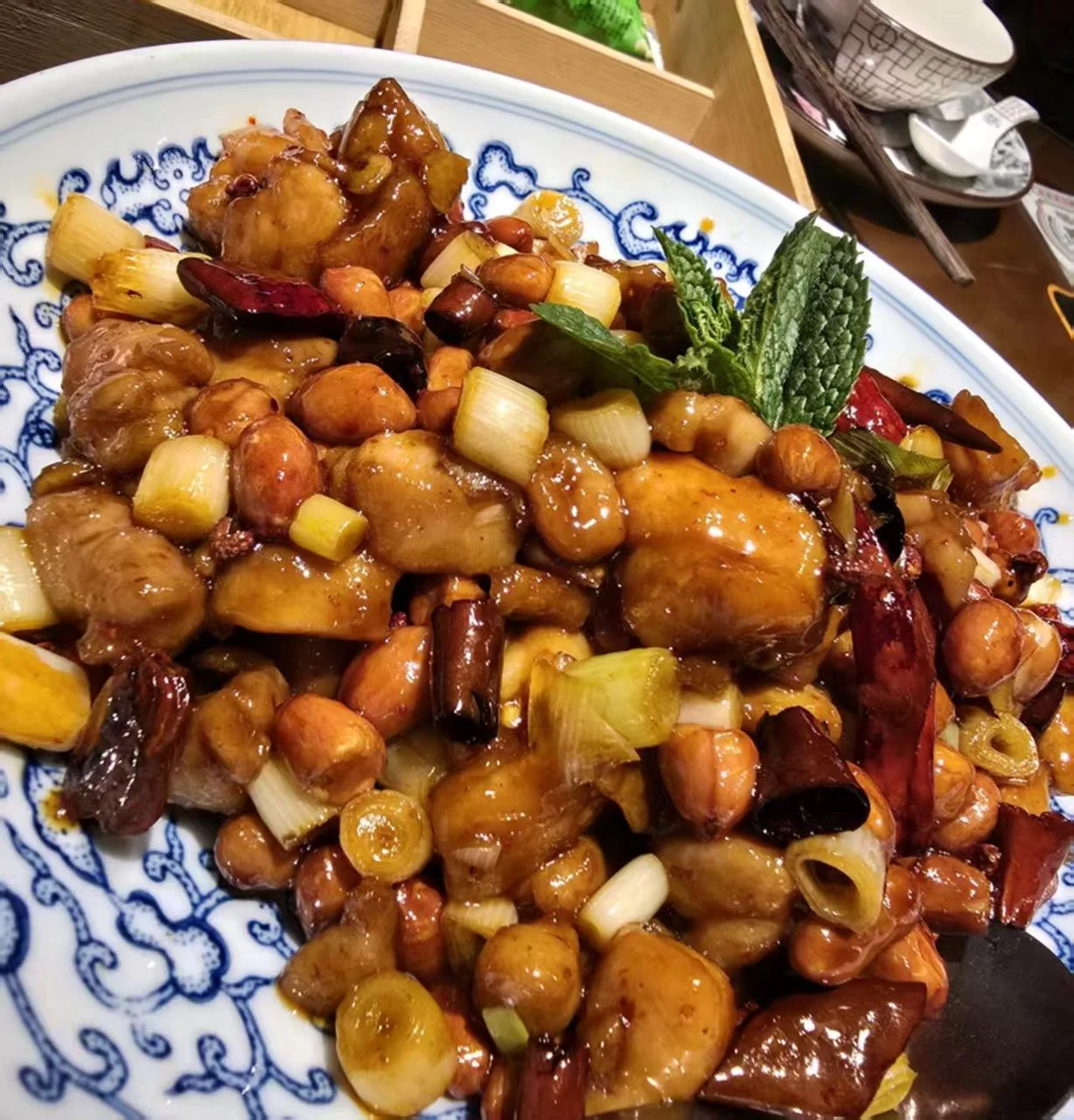 Zhejiang-style braised fish and elegant Hangzhou dining table