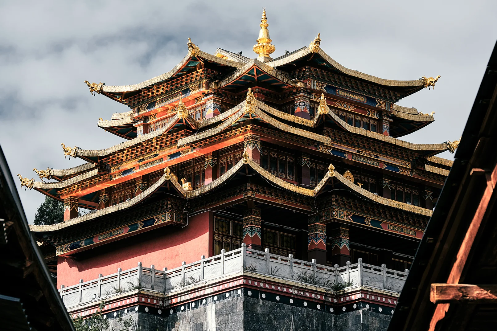 Tiger Leaping Gorge trail above the Jinsha River in Yunnan