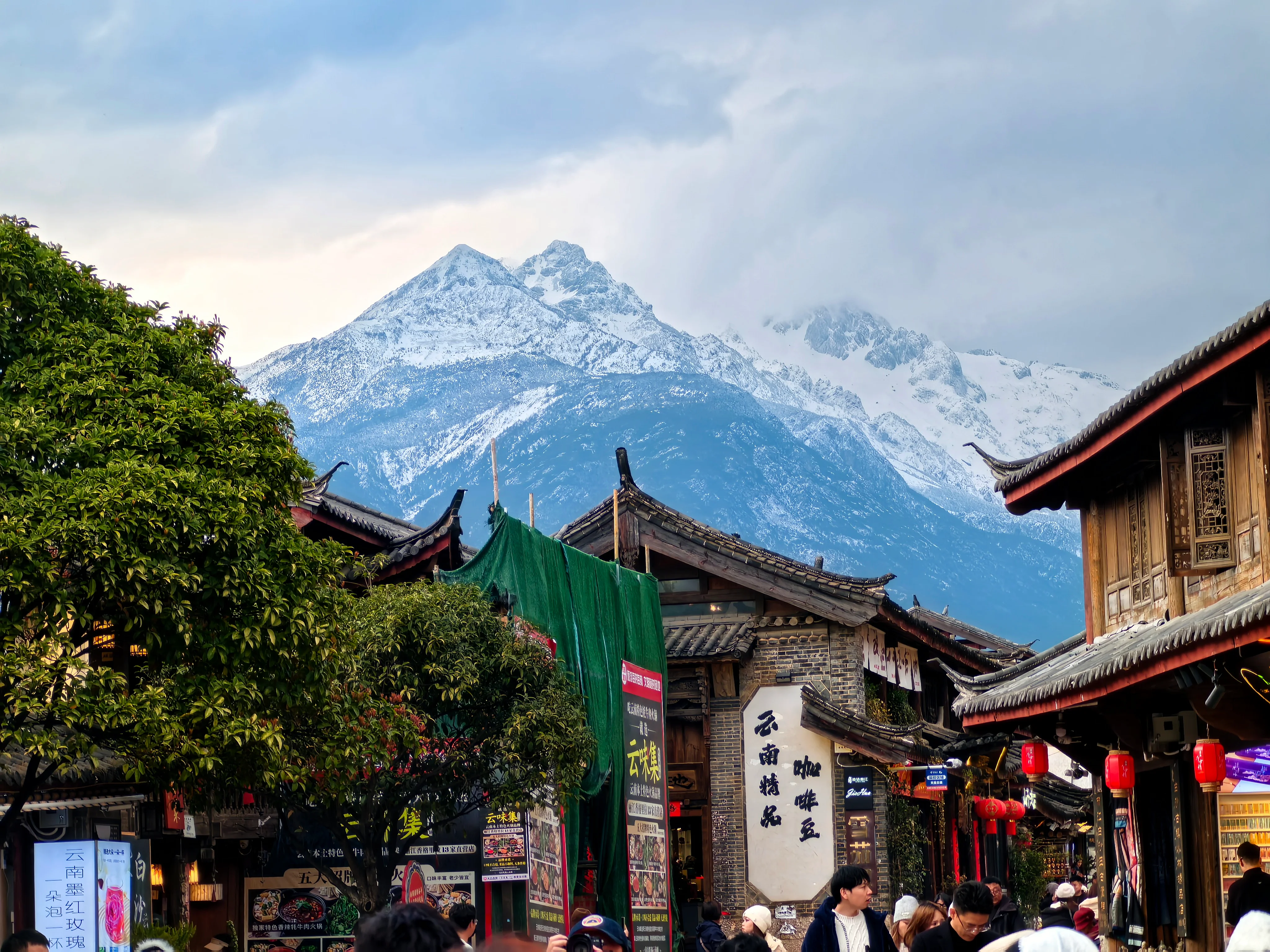 Erhai Lake in Dali with boats and Cangshan Mountains