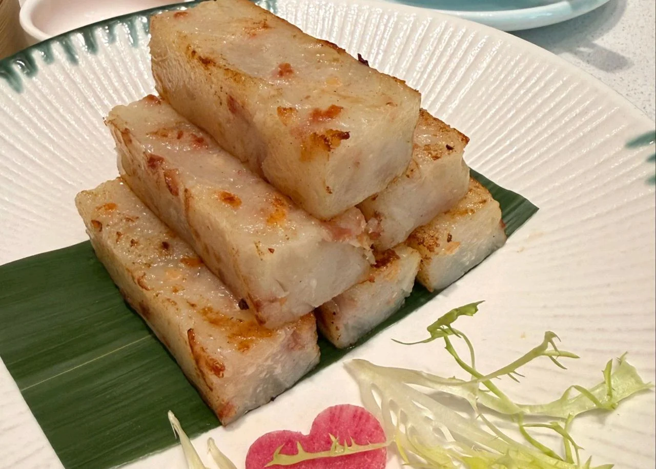 Close-up of rice noodle rolls and other Cantonese dim sum dishes